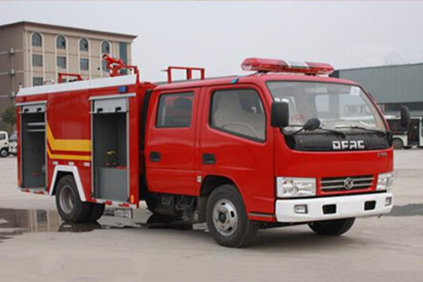 东风小型2-3吨双排水罐消防车